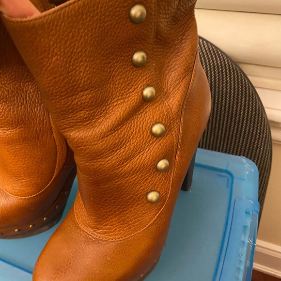 Beautiful Leather UGGS - Picture 5 of 12